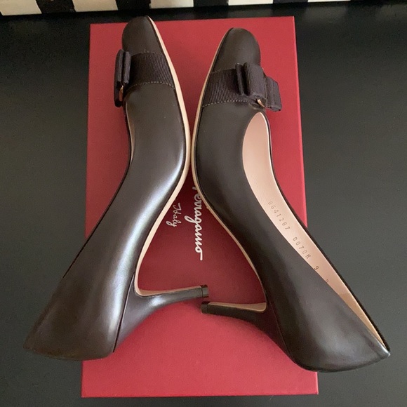 Salvatore Ferragamo Women's Pumps Sz 9 - Picture 4 of 12